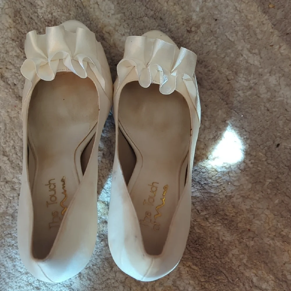 Vintage Nina Ivory Heels with Elegant Ruffle. Lovingly Pre-owned. As Is.